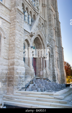 La parte anteriore di una chiesa con il lavoro svolto per i passaggi. I primi 5 passi sono stati stabiliti, il resto non completata. Foto Stock