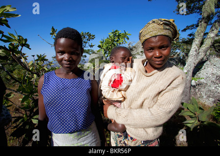 Il Malawi, Lilongwe, Ntchisi riserva forestale, gli abitanti di un villaggio di diverse generazioni, sul bordo della riserva Foto Stock