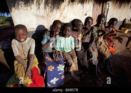 Il Malawi, Lilongwe, Ntchisi Riserva Forestale. Malawiani vivere fino ai paesi di reputazione per essere il "cuore caldo dell'Africa" Foto Stock