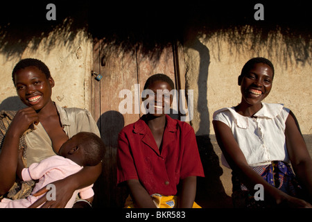 Il Malawi, Lilongwe, Ntchisi Riserva Forestale. Malawiani vivere fino ai paesi di reputazione per essere il "cuore caldo dell'Africa" Foto Stock