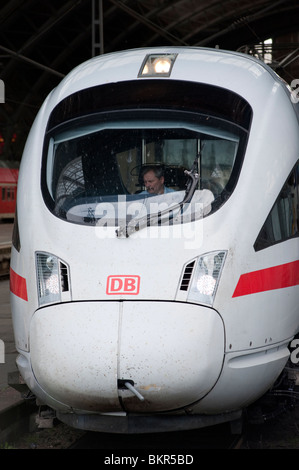 Dettaglio del DB tedesco Deutsche Bahn ICE Inter City Express un treno ad alta velocità a Lipsia stazione ferroviaria in Germania Foto Stock