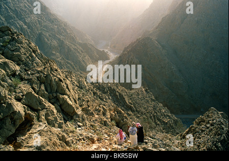 In Oman Musandam, Wadi Khabb Shamsi di cenere. Gli abitanti di un villaggio ancora prendere percorsi precipitosa nel telecomando interno di Oman la montagne. Foto Stock