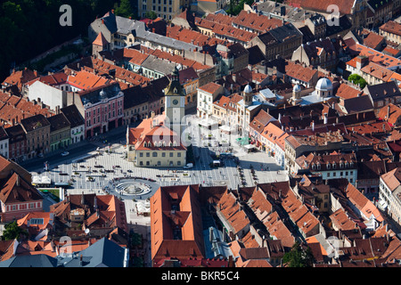 La Romania, Transilvania. La capitale regionale; Brasov visto dalla montagna Tâmpa. Foto Stock