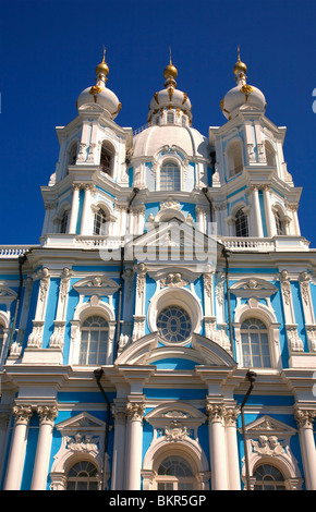 Russia, San Pietroburgo; Smolny cattedrale con i suoi brillanti colori blu e bianco Foto Stock