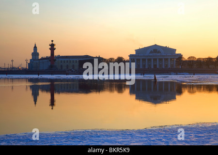 La Russia; San Pietroburgo; il Museo Marittimo su Vassilevski isola con una colonna rostrale e la torre da la Kunstkamera Foto Stock