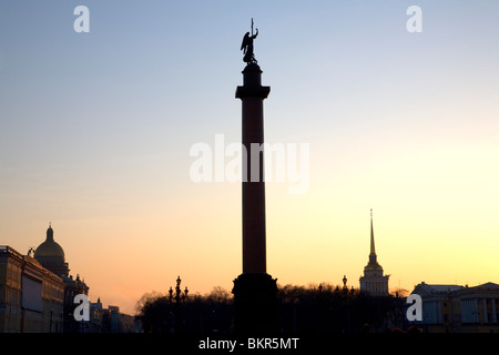 Russia, San Pietroburgo; Palace Sqaure con la colonna di Alexander per commemorare la vittoria di Napoleone nel 1812 Foto Stock