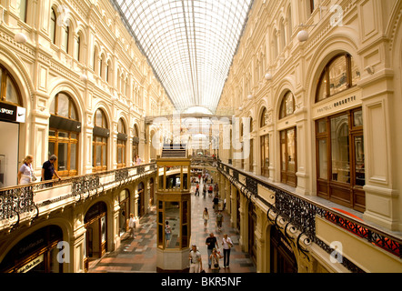 Russia, Mosca; all'interno di uno dei più famosi centri commerciali della città, la gomma che circonda la Piazza Rossa. Foto Stock