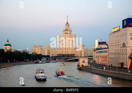 Russia, Mosca; nel centro di una delle sette sorelle costruito da Stalin durante l'era sovietica funziona come Hotel Ukraina Foto Stock