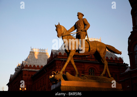 Russia, Mosca; il maresciallo Zhukov con il suo cavallo intensificazione su emblemi nazista, per commemorare la vittoria sovietica sul nazismo in WW2. Foto Stock