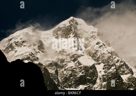 Ultar picco SAR è il più orientale del sud picco principale del Batura Muztagh, un sottointervallo del Karakorum range in Pakistan. Foto Stock