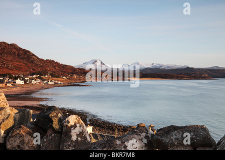 La coperta di neve montagne Torridon sul Loch Gairloch in tarda serata luce Gairloch costa ovest della Scozia Foto Stock