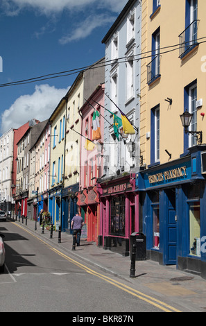 Vista mostrante la colorata shop fronti su North Street, New Ross Co Wexford, Irlanda. Foto Stock
