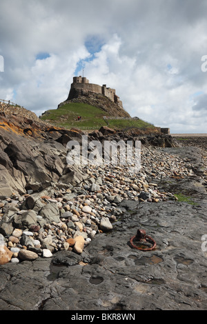 Lindisfarne Castle visto dalla Spiaggia Holy Isle Northumberland REGNO UNITO Foto Stock