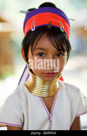 Un bambino piccolo dal lungo collo a tribù nel nord della Thailandia. Foto Stock