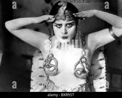 CLEOPATRA (1917) Theda Bara J GORDON EDWARDS (DIR) 003 Foto Stock