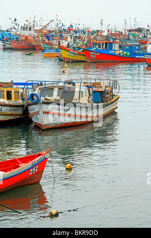 Pescherecci nel porto della città di Iquique, Cile settentrionale Foto Stock