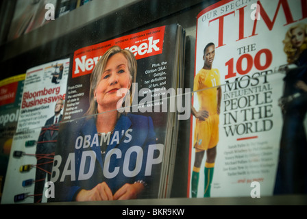 Una copia di Newsweek, con il passare del tempo e di Bloomberg Business Week, è visto su una edicola in New York Foto Stock