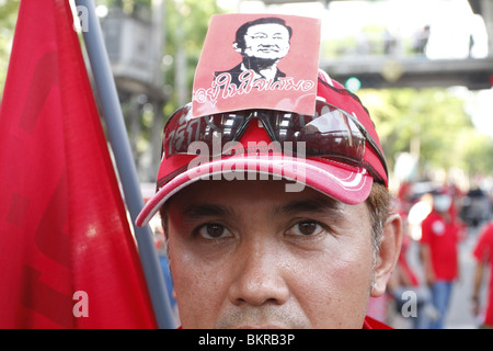 Una maglietta rossa dimostrante che si batte per il ritorno della disgrazia PM Thaksin Shinawatra, nel centro di Bangkok. Foto Stock