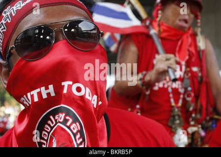 Maglietta rossa manifestanti che si batte per il ritorno della disgrazia PM Thaksin Shinawatra nel centro di Bangkok. Foto Stock