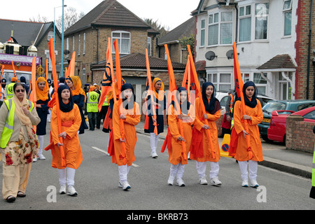 Cinque (10) Nishanchi Singhnians alla XII Vaisakhi annuale Nagar Kirtan (processione) attraverso Hounslow, Middx, Regno Unito. Foto Stock