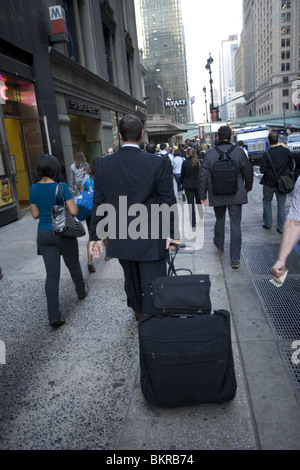 Imprenditore con bagagli passeggiate sulla 42nd Street verso la Grand Central Station in New York City. Foto Stock
