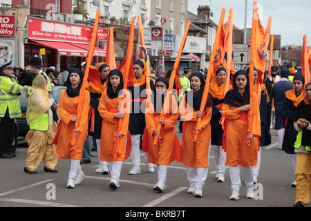 Cinque (10) Nishanchi Singhnians alla XII Vaisakhi annuale Nagar Kirtan (processione) attraverso Hounslow, Middx, Regno Unito. Foto Stock