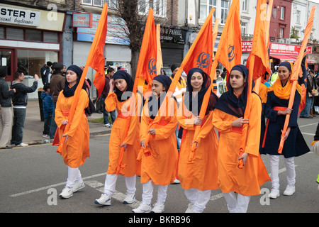 Cinque (10) Nishanchi Singhnians alla XII Vaisakhi annuale Nagar Kirtan (processione) attraverso Hounslow, Middx, Regno Unito. Foto Stock