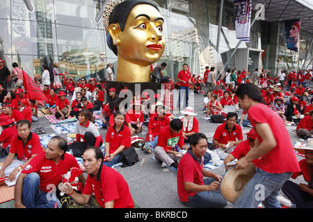 Maglietta rossa dimostranti le campagne contro il governo di fronte al Central World shopping center nel centro di Bangkok. Foto Stock