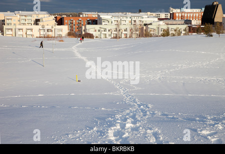 Percorso sulla neve in inverno che conduce a un finlandese sobborgo a Toppila , Oulu, Finlandia Foto Stock