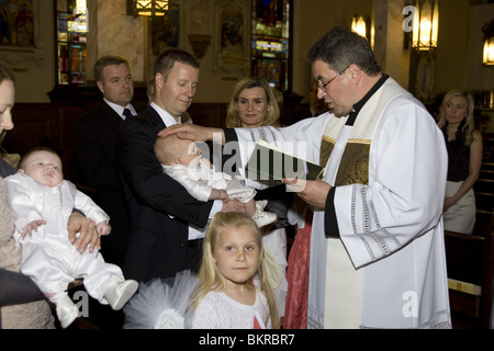 A destra del battesimo in un Polish American chiesa cattolica a Brooklyn, New York. Foto Stock