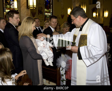 A destra del battesimo in un Polish American chiesa cattolica a Brooklyn, New York. Foto Stock