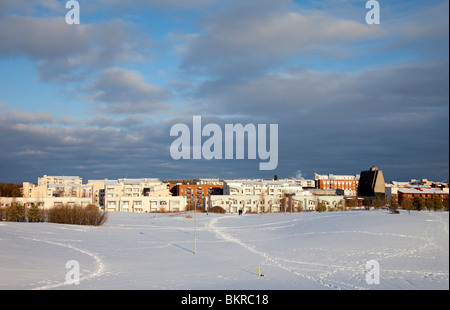 Sentieri che conducono a un sobborgo finlandese Toppila Oulu attraverso la neve parco coperto in inverno , Finlandia Foto Stock