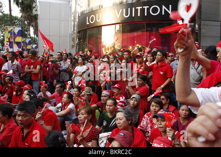 Maglietta rossa manifestanti che si batte per il ritorno della disgrazia PM Thaksin Shinawatra, nel centro di Bangkok. Foto Stock