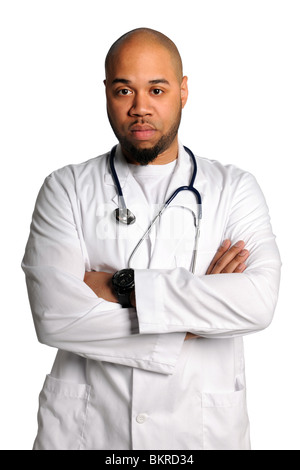 African American medico con le braccia incrociate isolato su bianco Foto Stock