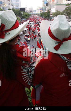 Maglietta rossa dimostranti campaigningagainst il governo, hanno occupato una sezione del centro di Bangkok. Foto Stock