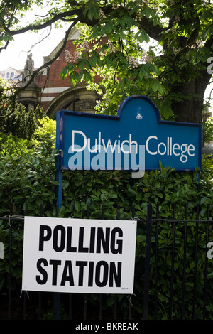 La biblioteca di Dulwich College di Londra sud che serve come una temporanea stazione di polling Foto Stock