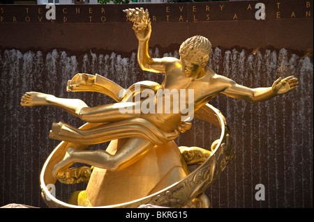 Scultura dorato di Prometeo in Rockefeller Plaza, Manhattan, New York, New York, Stati Uniti d'America Foto Stock