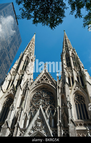 La cattedrale di san Patrizio dalla Quinta Avenue, Manhattan NYC, STATI UNITI D'AMERICA Foto Stock