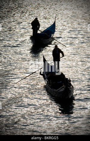 Gondole al tramonto sul Canal Grande a Venezia, Italia Foto Stock