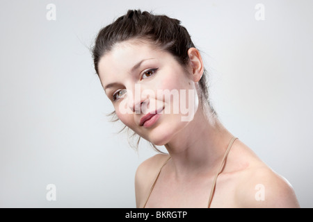 Un studio ritratto di una giovane donna Foto Stock