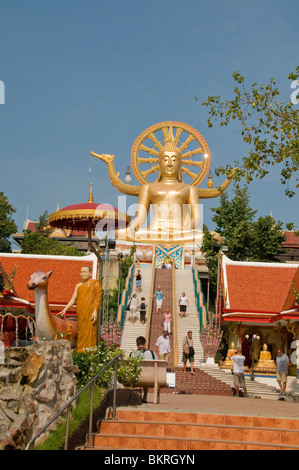 Il Grande Buddha o il tempio di Wat Phra Yai con la sua scalinata del drago è Koh Samui Thailands maggiormente visibile attrazione. Foto Stock