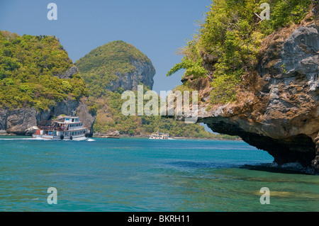 Un tour in barca si muove attraverso il grazioso e taglia tra i numerosi Ang Thong isole vicine Thailandia bello Koh Samui. Foto Stock