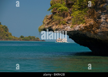 Un tour in barca si muove attraverso il grazioso e taglia tra i numerosi Ang Thong isole vicine Thailandia bello Koh Samui. Foto Stock