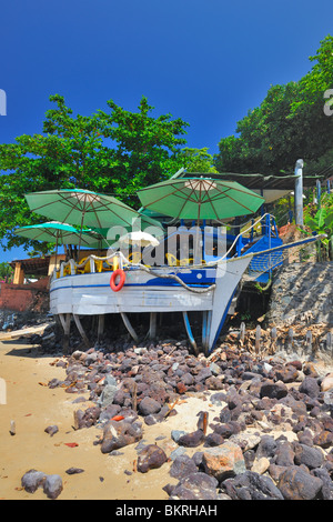 Ristorante barca Pipa spiaggia cittadina del Brasile Foto Stock