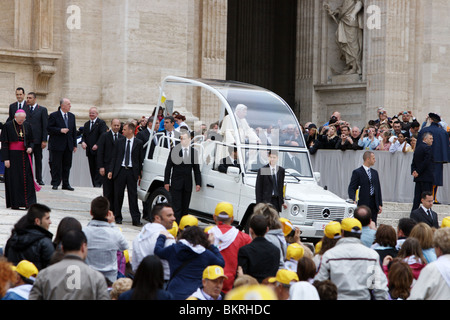 Talia, Roma Vaticano. Papa Benedetto XVI onde ai fedeli durante il suo settimanale del mercoledì UDIENZA GENERALE Mercoledì, 05 maggio 2010 Foto Stock