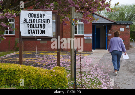 Welsh bilingue Lingua Inglese stazione di polling segno a village hall Marshfield in Newport West circoscrizione South Wales UK Foto Stock