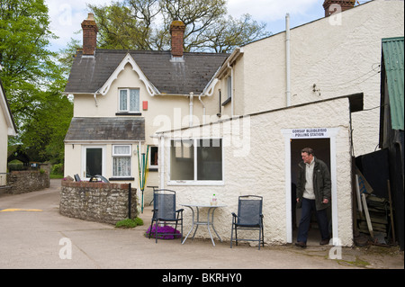 Stazione di polling in agriturismo a Tredunnock in Monmouth circoscrizione South Wales UK Foto Stock