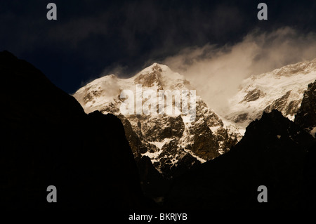 Ultar picco SAR è il più orientale del sud picco principale del Batura Muztagh, un sottointervallo del Karakorum range in Pakistan. Foto Stock