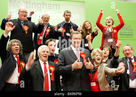 Graham Allen Nottingham Nord a conservare il suo sedile e perso solo 400 voti rispetto alle ultime elezioni elezione con i sostenitori Foto Stock