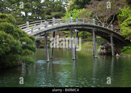 Ponte Engetsukyo a Ritsurin - un giardino paesaggistico a Takamatsu; considerato uno dei più bei giardini del Giappone Foto Stock